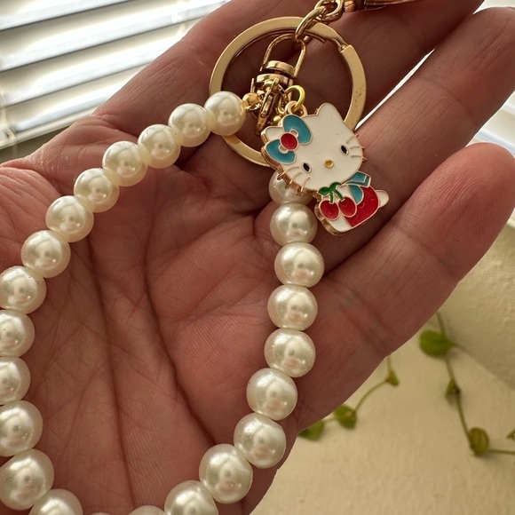 Pearl Beaded Keychain with Hello Kitty Charm and gold clip for bag or pu… - Picture 2 of 3